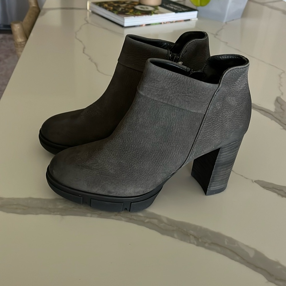 NWT NO BOX Paul Green platform boots. Charcoal color.